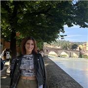 Adapto mis clases para cada alumno, soy muy paciente y me gusta enseñar idiomas como inglés, alemán o italiano